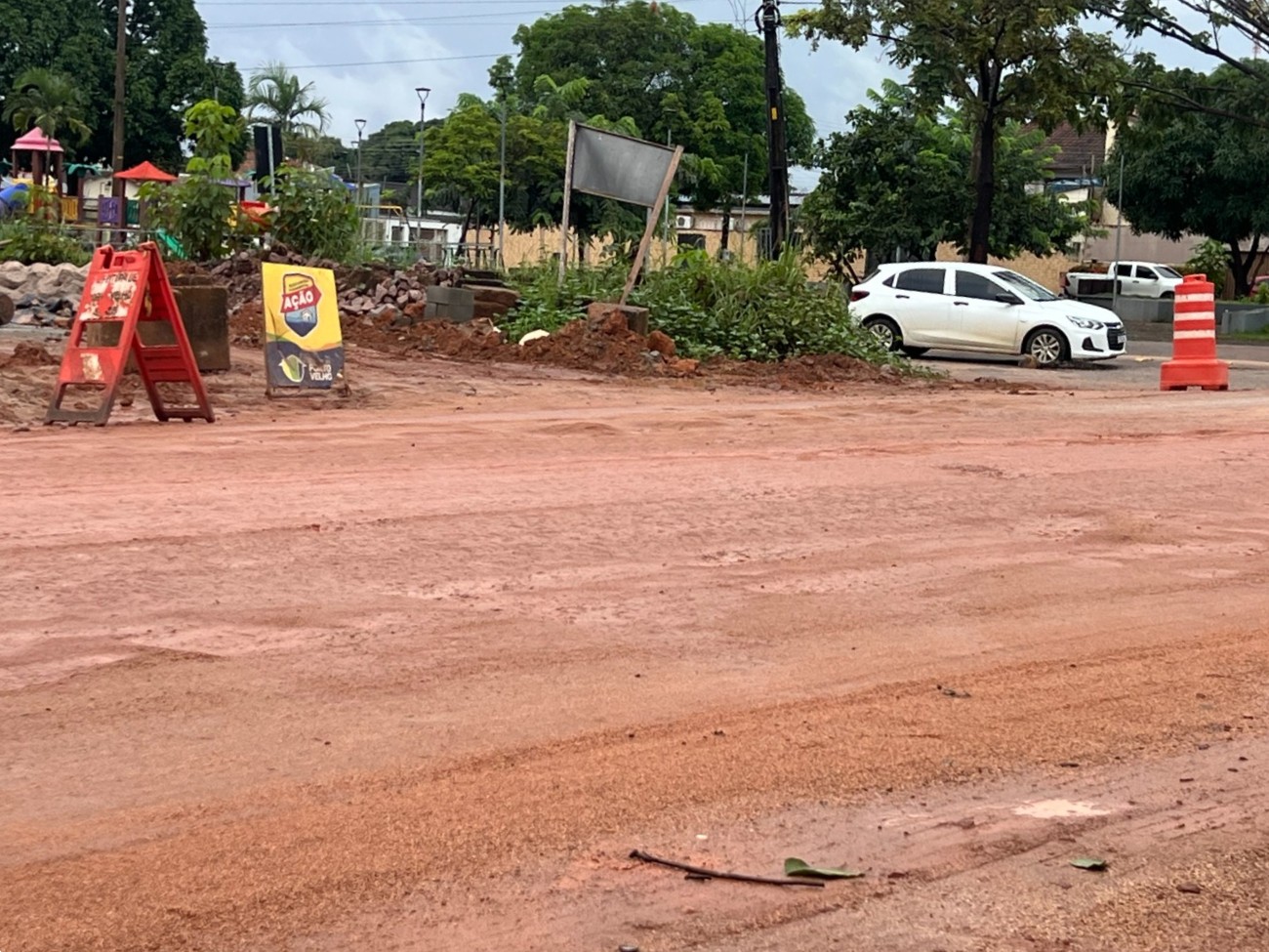 Obra emergencial altera pavimento na Avenida Calama