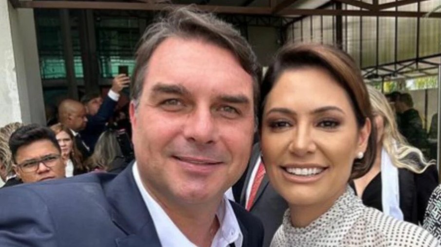 Michelle é pré-candidata ao Senado no DF, diz Flávio Bolsonaro