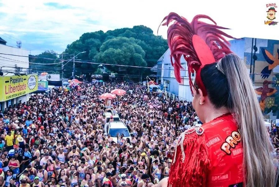 Voto e folia sob o tema “Para o Brasil Continuar Contente, Vote Consciente”; A Banda do Vai Quem Quer vem aí