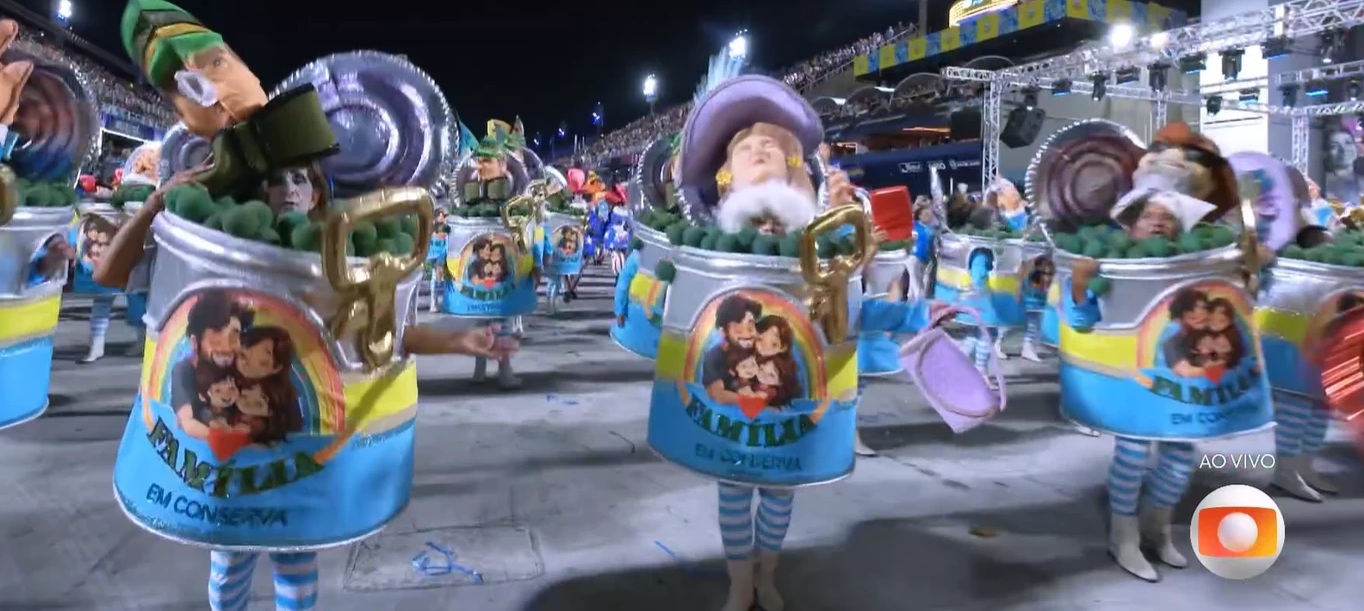 Escola que homenageia Lula tem evangélicos em lata de conserva