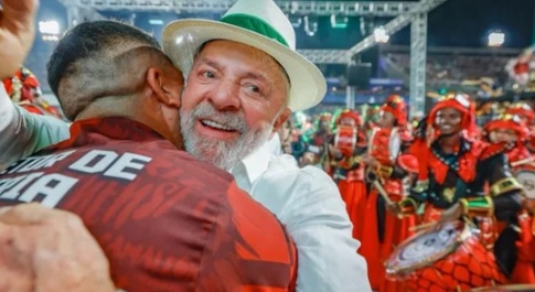 Lula ignora críticas e celebra após Carnaval no Rio: “Foi lindo”