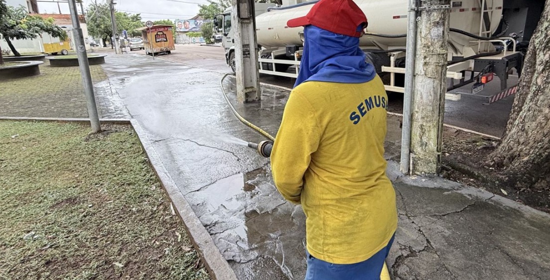 Equipes de trabalho a sujeira das ruas de Porto Velho
