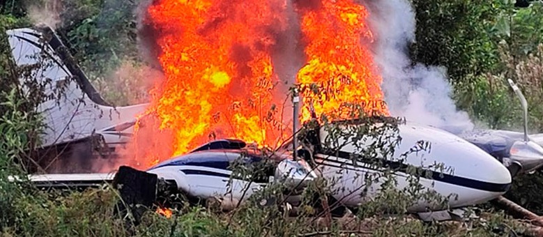 Operação internacional tocou fogo em três aviões do tráfico na fronteira Brasil-Peru