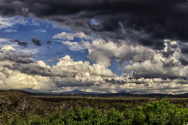 Sol e nuvens carregadas se alternam ao longo do dia; possíveis pancadas de chuva