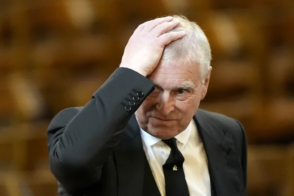 Ex-príncipe Andrew é preso no Reino Unido no dia de seu aniversário