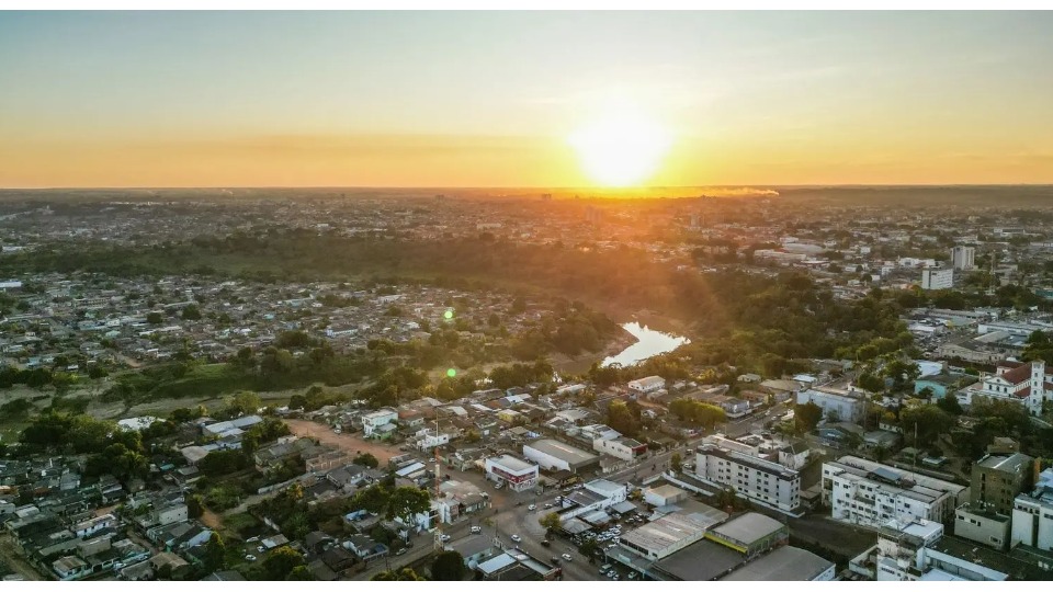 O dia será marcado com pelo calor e nebulosidade com eventuais pancadas de chuva