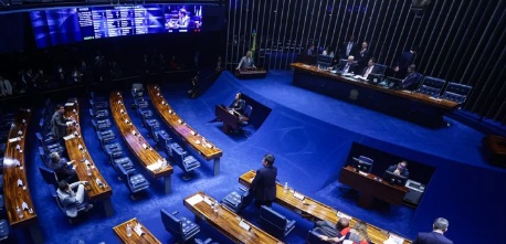 Alvo de decisões de Dino, fim dos supersalários está parado no Senado