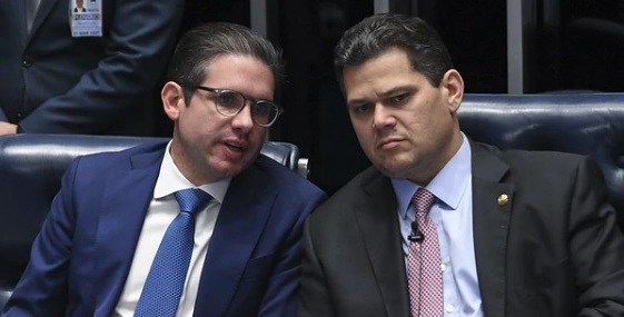 Cúpula do Congresso pode votar redução de pena a Bolsonaro