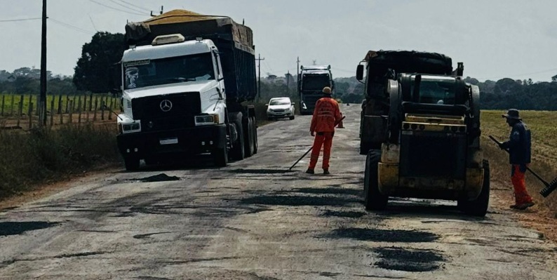DER executa tapa-buracos na RO-459, em Alto Paraíso, após solicitação de Pedro Fernandes