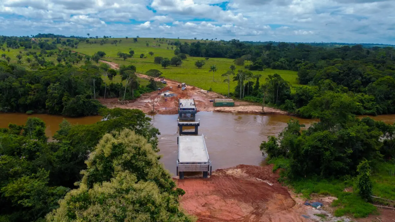 Ponte sobre o Rio Pimenta Bueno avança e reforça infraestrutura estadual na RO-495, em Chupinguaia