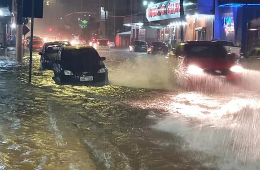 Choveu forte na madrugada e tem ameaça de temporal hoje em Porto Velho; foi emitido Alerta Laranja