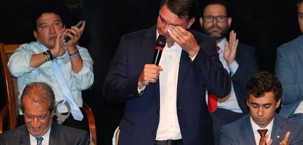 “A gente vai honrar meu pai”, promete Flávio em discurso