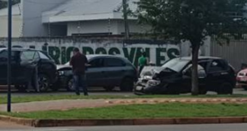 Engavetamentos quase simultâneos envolveram sete veículos na Avenida Presidente Nasser, em Vilhena