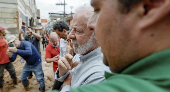 Lula é chamado de “ladrão” durante passagem por Ubá