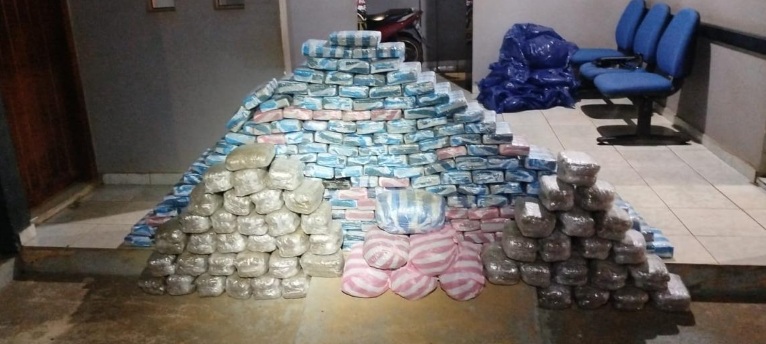 PMs apreende 257 kg de maconha após troca de tiros em São Miguel do Guaporé