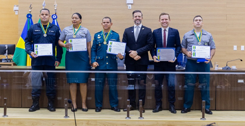 Alero concede título honorífico ao Pastor Bruno Luciano e medalhas de mérito a policiais militares