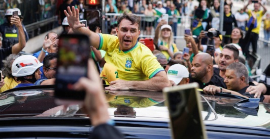 “Fã” de Adélio sugere repetir facada em Flávio Bolsonaro