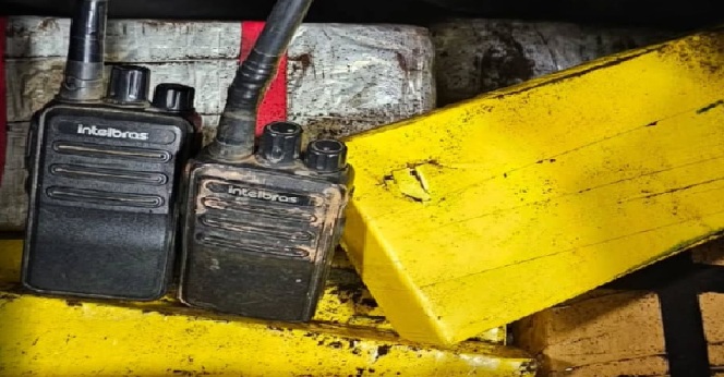 Bandido fura bloqueio da polícia à bala, abandona 30 kg de drogas e se embrenha na mata escura em Guajará-Mirim