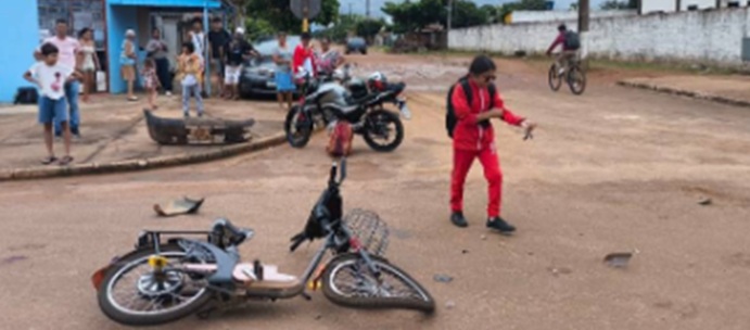 Motorista foge após atingir bicicleta elétrica com duas irmãs feridas no asfalto