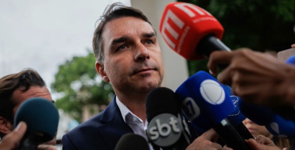 Flávio Bolsonaro assina pedido de CPI contra Moraes e Toffoli