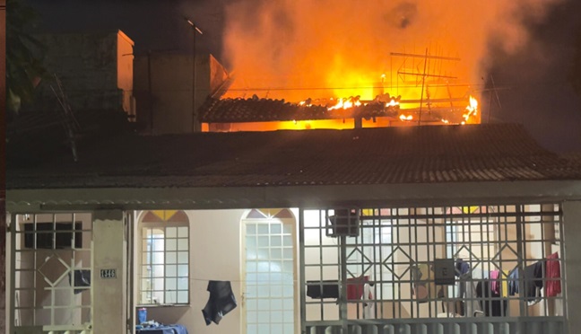 Incêndio destrói residência após discussão de casal sobre separação em Porto Velho