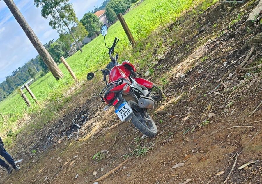 PM prende dupla de ladrões e recupera motocicleta roubada usada em assaltos