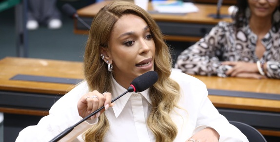 Deputadas criticam Erika Hilton para Comissão da Mulher