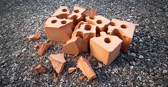 Homem ataca esposa com tijolos após ser flagrado em bar em Rondônia