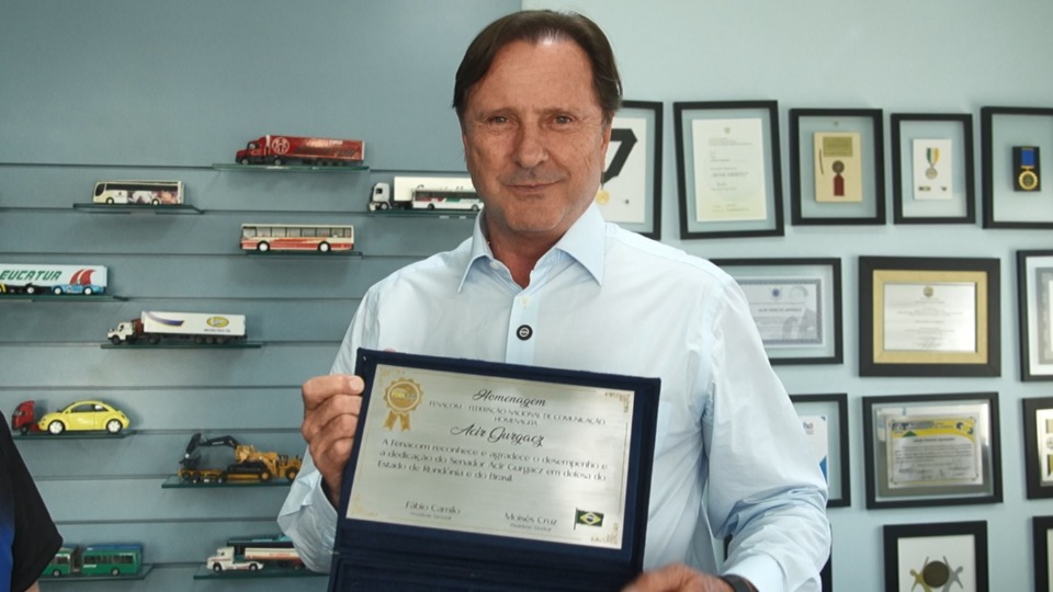 Senador Acir Gurgacz é homenageado com troféu por lei que protege comunicadores em Rondônia