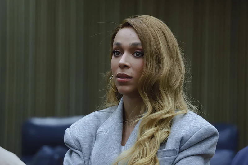 Hilton perde para aluna que disse ‘trans não são mulheres’