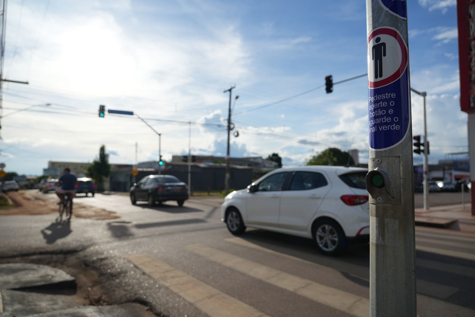 Semáforo inteligente começa a operar em cruzamento na capital