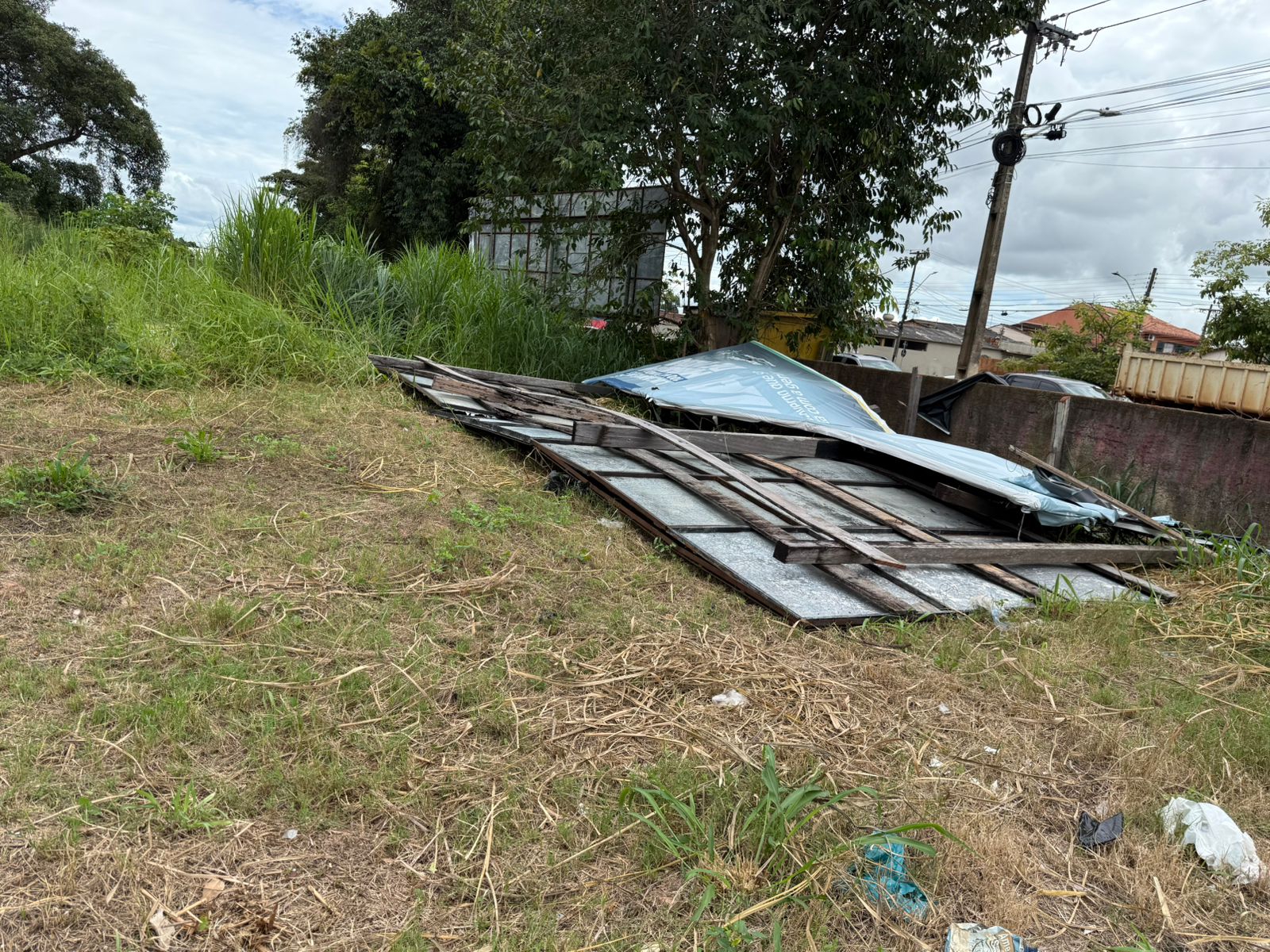 Propagandas em outdoors irregulares na capital podem gerar transtornos