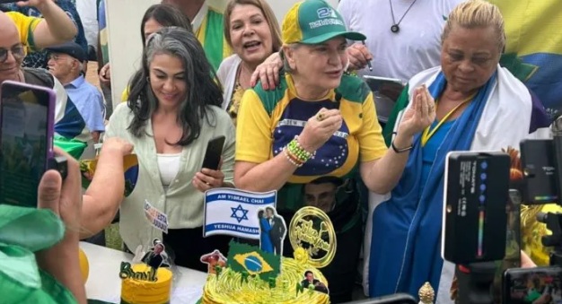 Apoiadores cantam parabéns para Bolsonaro na porta de hospital