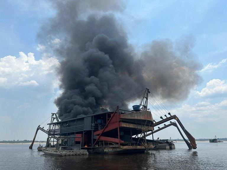 PF destrói draga em operação contra garimpo ilegal no Rio Madeira, em Rondônia