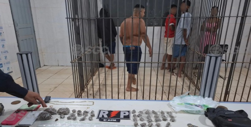 Polícia Militar fecha ponto de venda de drogas e prende suspeitos no bairro Socialista