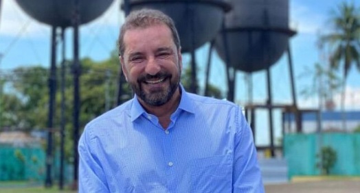 Se apresenta com 'coragem e fé'