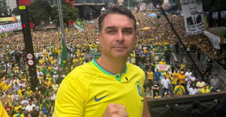 Flávio Bolsonaro deve ter três vezes mais palanques que o pai nas eleições de 2026