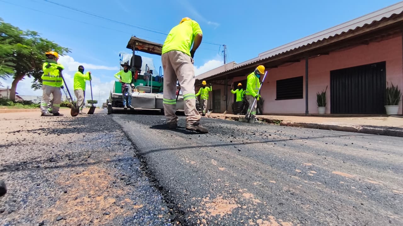 Ezequiel Neiva acompanha o início das obras de recapeamento de 10 km de ruas com asfalto usinado em Cerejeiras