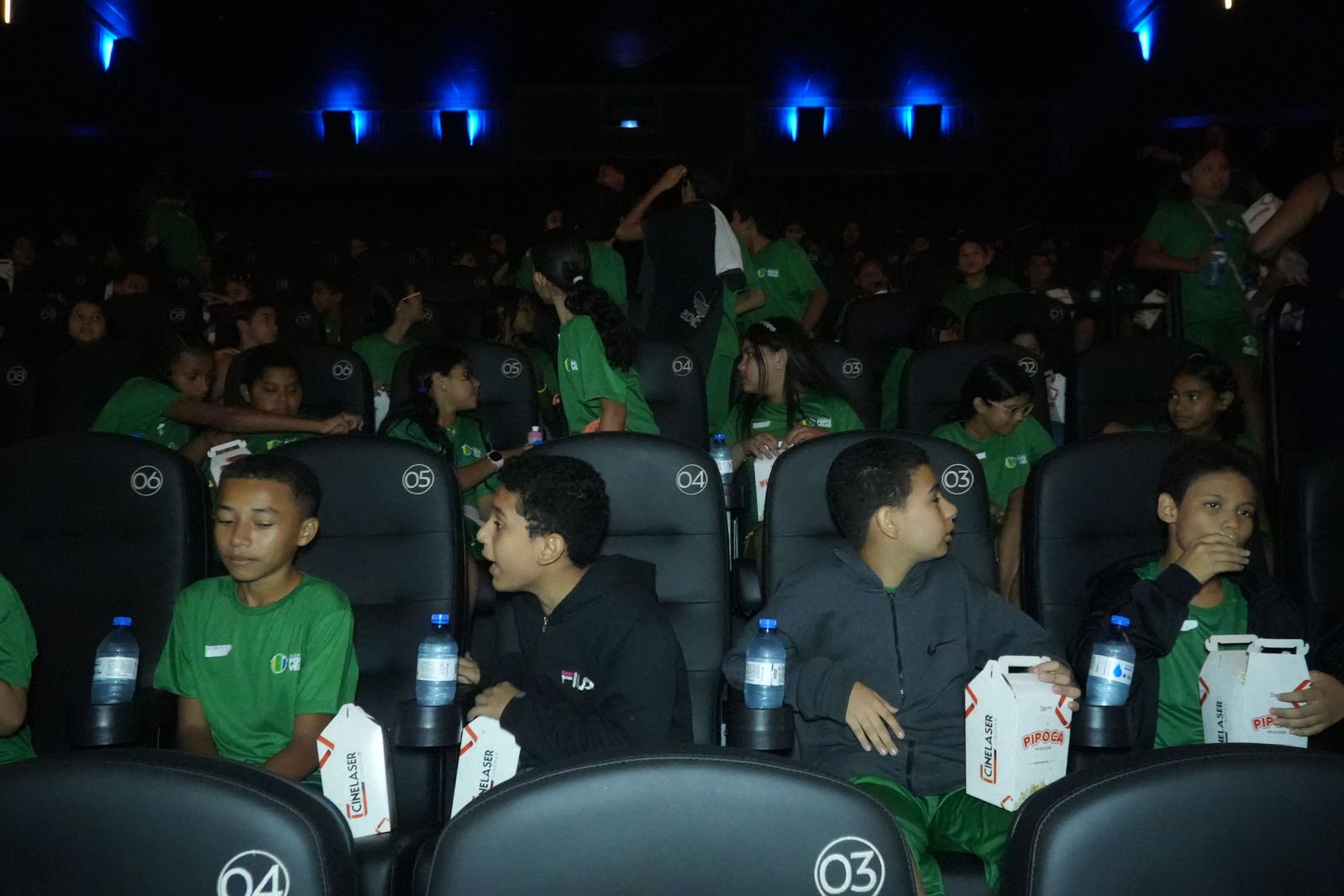 Primeira vez no cinema emociona alunos da rede municipal