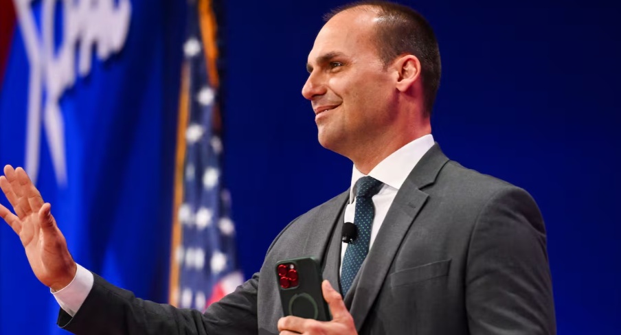 Moraes dá 24h para Bolsonaro explicar vídeo de Eduardo que pode revogar prisão domiciliar