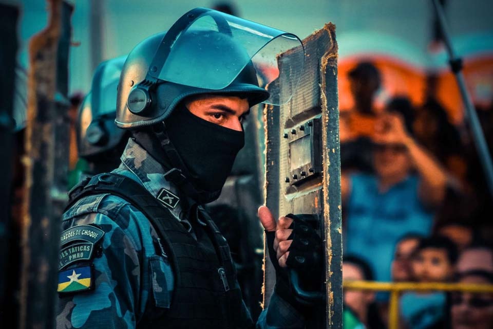 Operação prendeu 13 pessoas, incluindo adolescentes, e apreendeu drogas, telefones e dinheiro