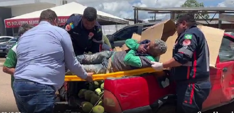 Idoso é arremessado em grave acidente com colisão brutal de carro e motocicleta