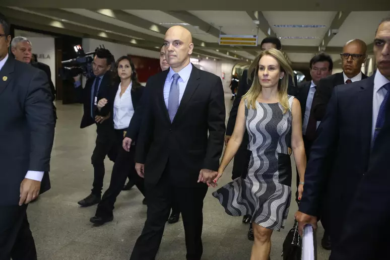 Moraes e esposa viajaram em aeronaves particulares de empresa de Vorcaro, diz jornal