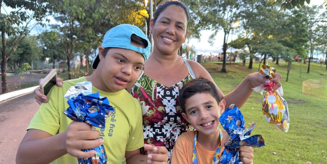 Caça aos ovos encanta crianças em um momento de alegria e descoberta