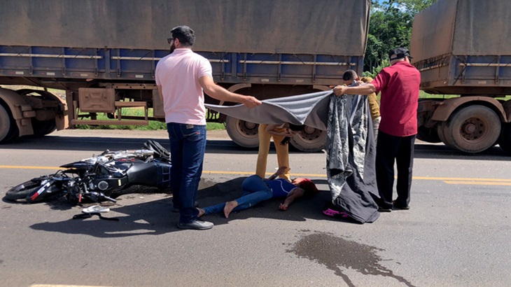 Motociclista fica ferida após colisão com carreta em Ji-Paraná