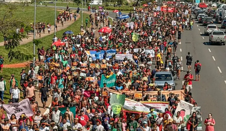 Indígenas de todo o Brasil ocupam a Esplanada dos Ministérios
