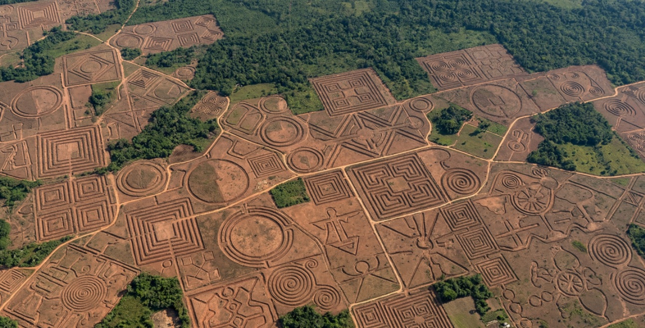 Mais de 400 geoglifos de até 350 metros foram escavados há mais de 2 mil anos no Acre; finalidade intriga