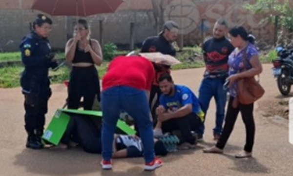 Colisão entre moto e carro elétrico mobiliza helicóptero e deixa mulher em estado crítico