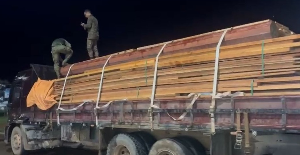 CRIME AMBIENTAL FLAGRADO - Polícia Militar flagra transporte irregular de madeira em Machadinho d’Oeste; veja o vídeo
