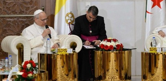 Papa na Grande Mesquita de Argel: podemos aprender a nos respeitar mutuamente